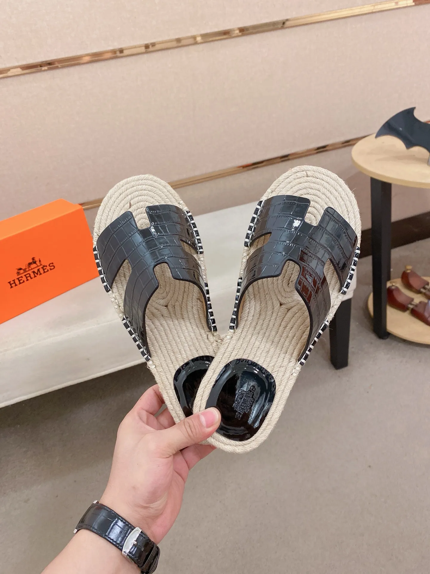 Factory price: 340💰high-end version. "HERMES" Hermès 💁♂️Men's casual slippers, compare the quality at the counter🧚🏿♂️ The upper is made of cowhide leather 🐊crocodile pattern workmanship, purely hand-drawn, raw rubber breathable and non-slip outsole, the inner is breathable and comfortable lambskin, the density is 100% comfortable, the original rubber outsole is wear-resistant and has a code number of 38-44. Can be customized 45-46-47💥🏆